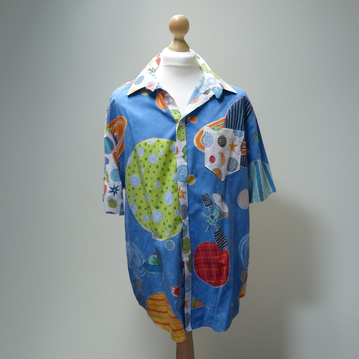 Aliens & planets Neck 19.5" chest 127cm/50" - Sew Revamp