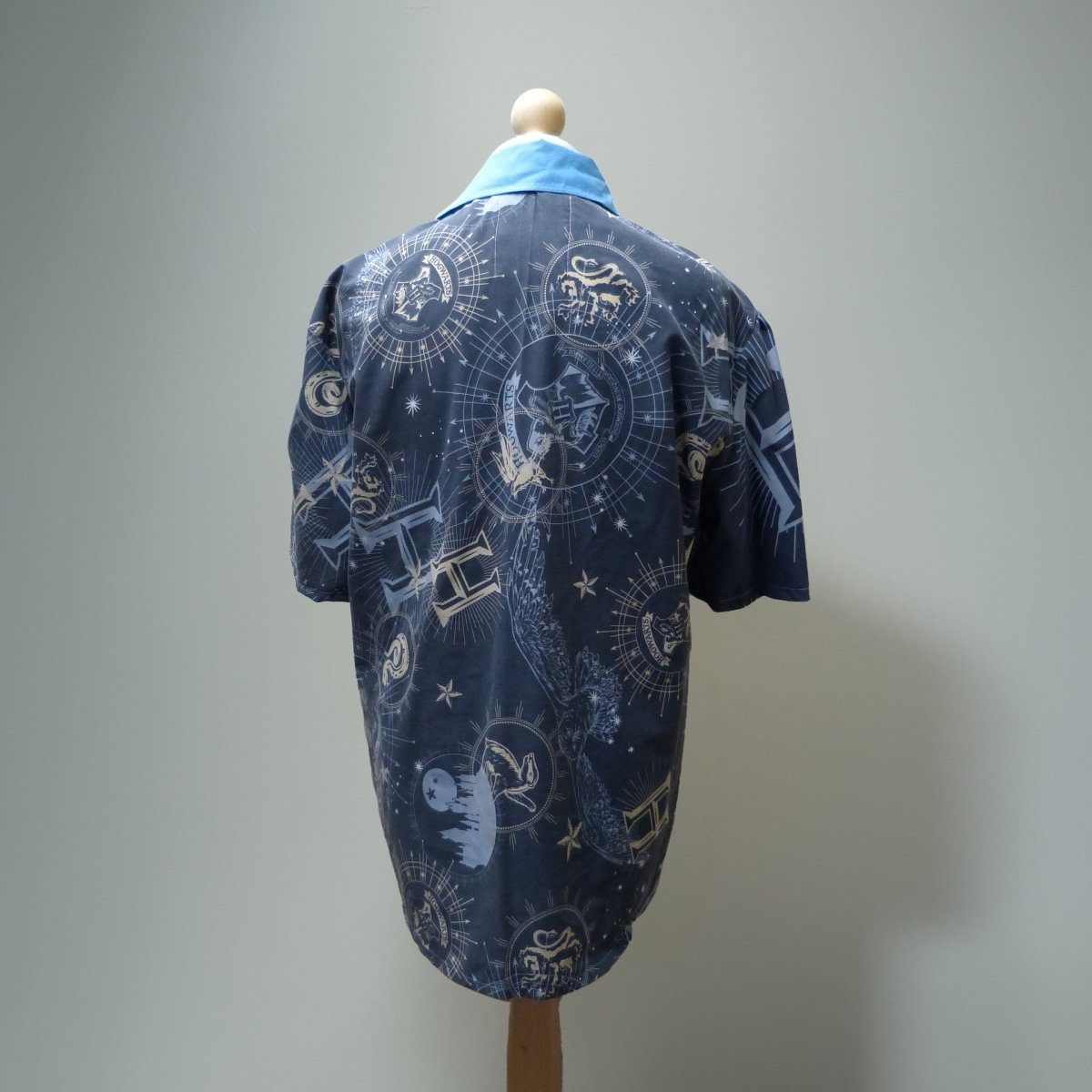 Broomsticks & cauldrons Neck 19" chest 127cm/50" - Sew Revamp