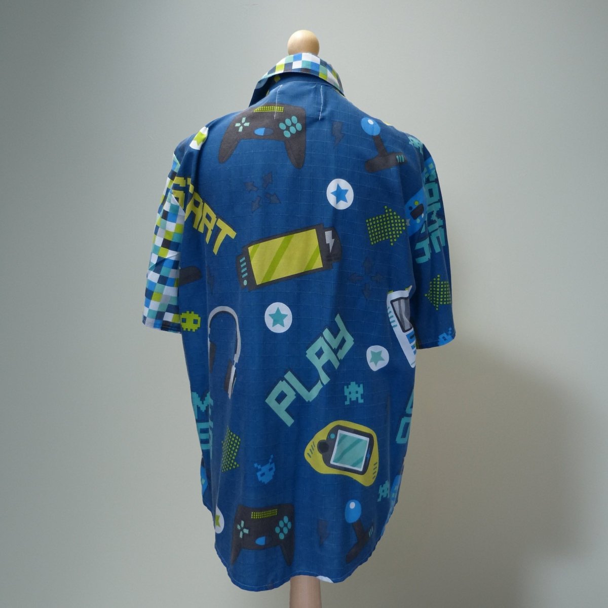 Pixel dreams Neck 20" chest 127cm/ 50" - Sew Revamp