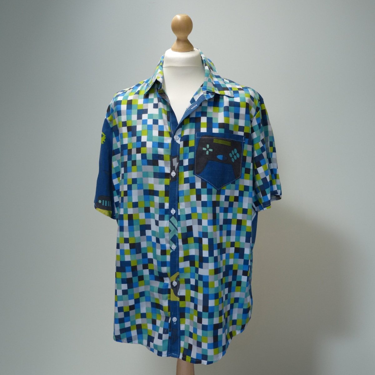 Pixel dreams Neck 20" chest 127cm/ 50" - Sew Revamp